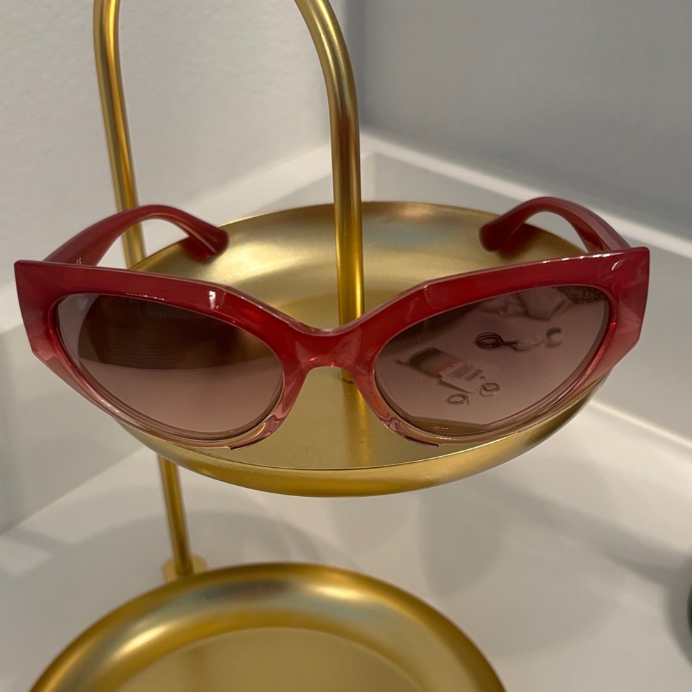 Guess GU7787 cat-eye sunglasses in pink/red. *